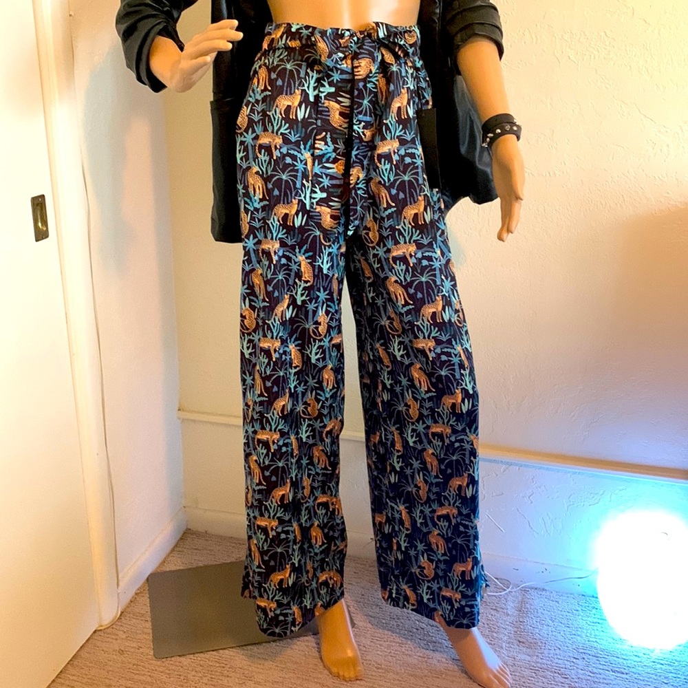 Fashionable wide legged, leopard 🐆 pant with tie. XS